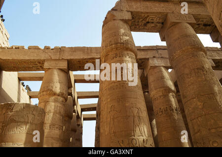 Spalten in der Säulenhalle. Karnak Tempel, Luxor, Ägypten Stockfoto