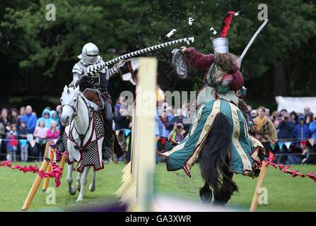 Mitglieder der Les Amis D'Onno, eine lebendige Geschichte stunt Künstlergruppe, an eine jährliche Mittelalterliches Ritterturnier am Linlithgow Palace, West Lothian, Schottland teilnehmen. Stockfoto