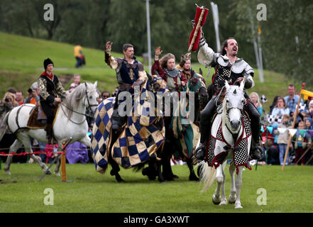 Mitglieder der Les Amis D'Onno, eine lebendige Geschichte stunt Künstlergruppe, an eine jährliche Mittelalterliches Ritterturnier am Linlithgow Palace, West Lothian, Schottland teilnehmen. Stockfoto