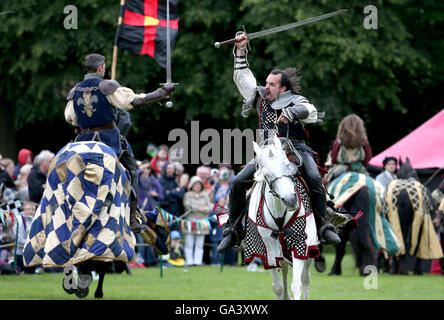 Mitglieder der Les Amis D'Onno, eine lebendige Geschichte stunt Künstlergruppe, an eine jährliche Mittelalterliches Ritterturnier am Linlithgow Palace, West Lothian, Schottland teilnehmen. Stockfoto