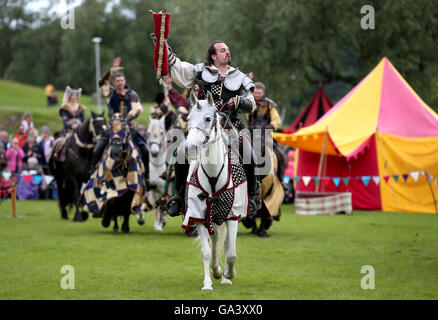 Mitglieder der Les Amis D'Onno, eine lebendige Geschichte stunt Künstlergruppe, an eine jährliche Mittelalterliches Ritterturnier am Linlithgow Palace, West Lothian, Schottland teilnehmen. Stockfoto