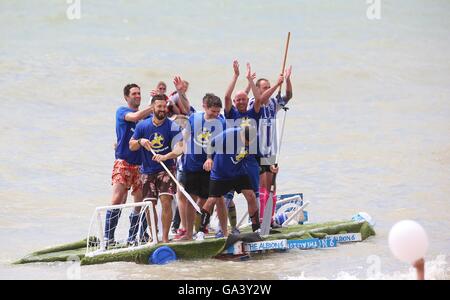 "Paddeln etwas ungewöhnliches" Rennen während das Paddel runden das Festival Brighton Pier. Stockfoto