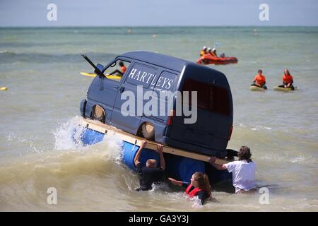 "Paddeln etwas ungewöhnliches" Rennen während das Paddel runden das Festival Brighton Pier. Stockfoto