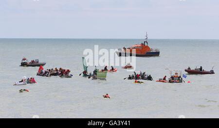 "Paddeln etwas ungewöhnliches" Rennen während das Paddel runden das Festival Brighton Pier. Stockfoto