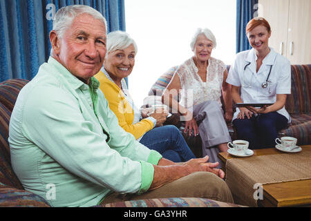 Porträt von lächelnden Rentner in die Kamera schaut Stockfoto