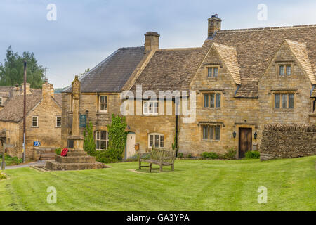 Guiting Power Dorfanger und Kreuz Stockfoto