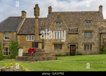 Guiting Power Dorfanger und Kreuz Stockfoto