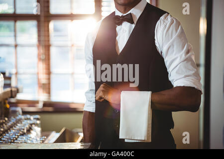 Barkeeper mit Serviette auf seiner Hand drapiert Stockfoto