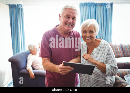 Ältere Leute schaut in die Kamera Lächeln Stockfoto