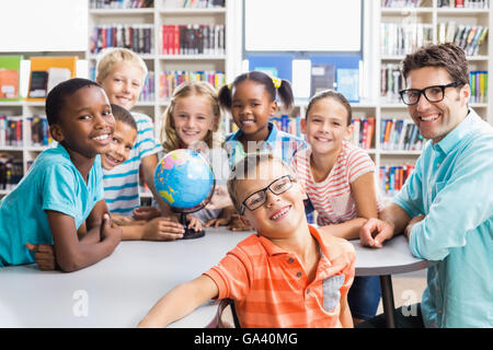 Porträt von Lehrer und Kinder in der Bibliothek Stockfoto