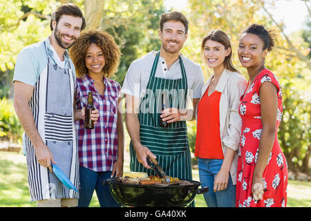 Porträt der happy Friends bereitet einen Barbecue-Grill im park Stockfoto