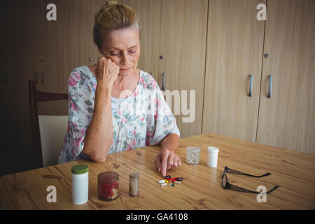 Besorgt senior Woman Sanitäter auf dem Tisch Stockfoto