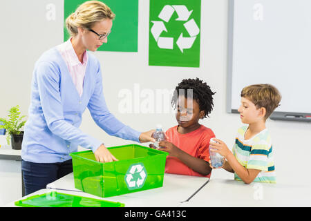 Lehrer und Kinder diskutieren über Recycling Stockfoto