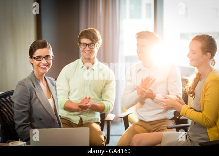 Geschäftsleute, Händeklatschen im meeting Stockfoto
