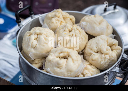 Chinesische gedämpfte Brötchen auf dem Markt Stockfoto