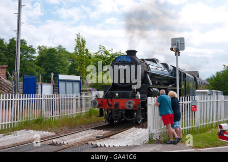 Der Jacobite Dampfzug auf der Durchreise Corpach Station, Corpach, Fort William, Schottland, UK. Stockfoto