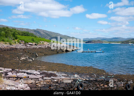 Blick über den Loch auf das Festland von Isle Martin, Loch Kanaird, Highlands, Schottland, Großbritannien. Stockfoto