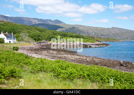 Menschenleere Crofts auf Isle Martin, Loch Canaird, Highlands, Schottland, Großbritannien Stockfoto