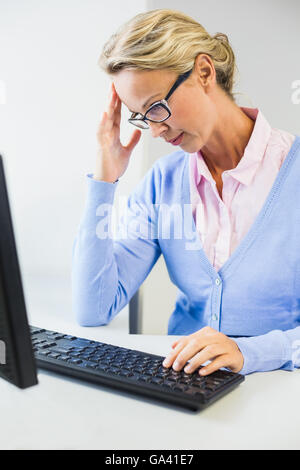 Lehrer arbeiten am Computer im Klassenzimmer Stockfoto