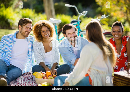 Freunde, die Spaß im park Stockfoto