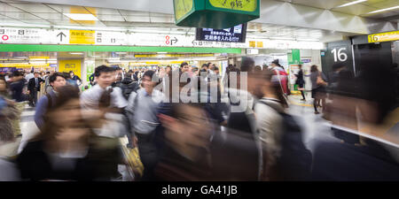 Rush Hour auf Tokyo Metro Stockfoto
