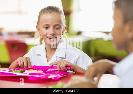 Schulmädchen beim Mittagessen während der Pausenzeit in Schulcafeteria Stockfoto