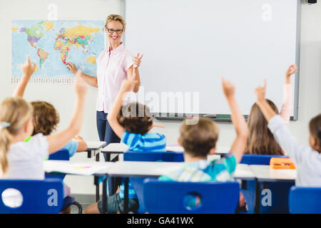Lehrer unterrichten Kinder im Klassenzimmer Stockfoto