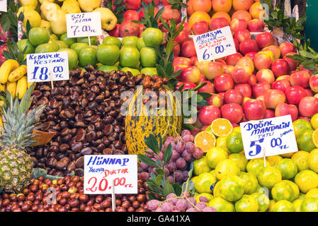 Frisches Obst zum Verkauf auf einem Markt in Istanbul, Türkei Stockfoto