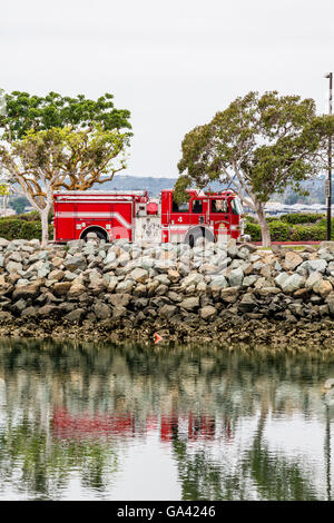 San Diego-Feuerwehrauto und Reflexion im Hafen Stockfoto