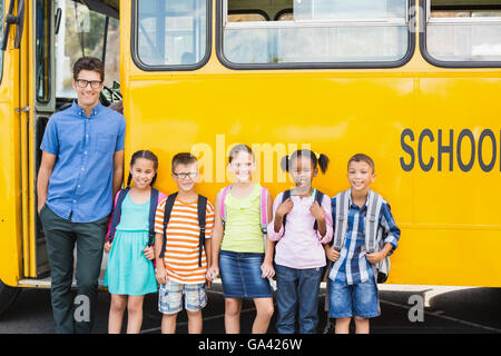 Porträt des Lächelns, Lehrer und Kinder zusammen stehen Stockfoto