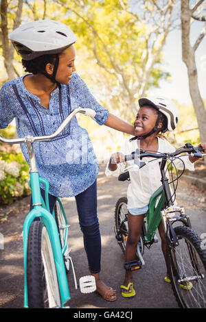 Glückliche Familie tun, Fahrrad Stockfoto