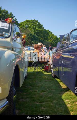 Oldtimer-Besitzer Entspannung bei einer Oldtimer-Show in England, UK. Stockfoto