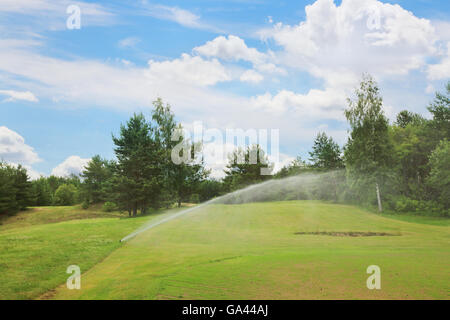 Sprinkler der automatischen Bewässerung auf Golfplatz hautnah Stockfoto