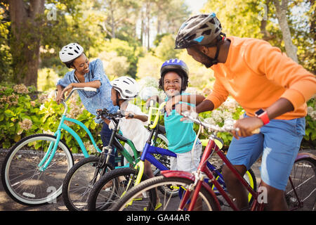 Glückliche Familie tun, Fahrrad Stockfoto