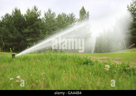 Sprinkler der automatischen Bewässerung auf Golfplatz hautnah Stockfoto
