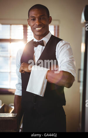 Barkeeper mit Serviette auf seiner Hand drapiert Stockfoto