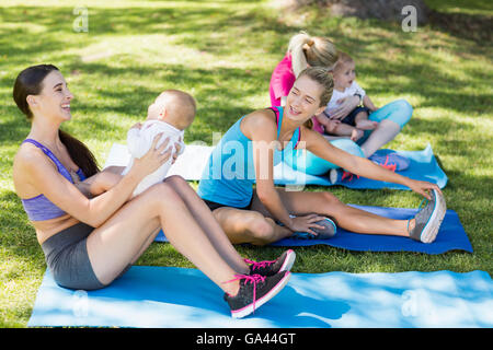 Frauen mit ihren Babys während des Trainings Stockfoto