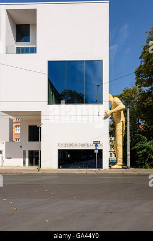 Berlin, Deutschland: Collegium Hungaricum und riesigen Skulptur der gelbe Mann des Künstlers Hervé auf Dorotheenstraße. Stockfoto