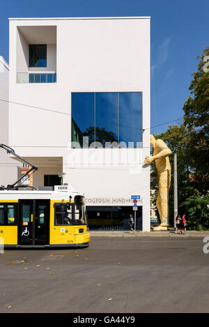 Berlin, Deutschland: Collegium Hungaricum und riesigen Skulptur der gelbe Mann des Künstlers Hervé auf Dorotheenstraße. Stockfoto