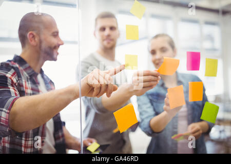Business-Leute kleben Klebefuge Notizen im Büro Stockfoto