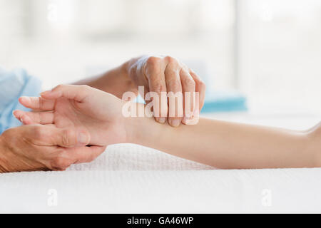 Zugeschnittenes Bild des Masseurs Handmassage zur Frau zu geben Stockfoto