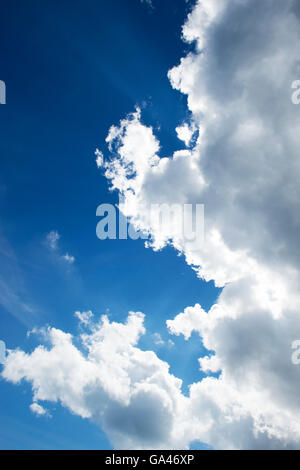 Sonnenlicht blauen Himmel und Wolken Stockfoto