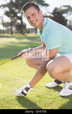 Portrait von zuversichtlich Golfer Mann Platzierung Golfball auf tee Stockfoto