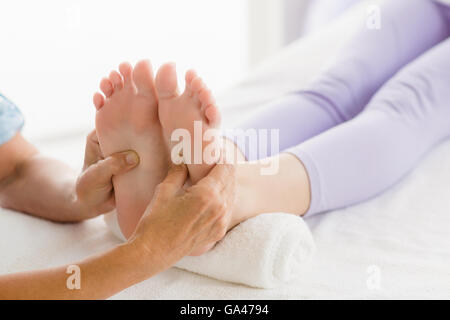 Zugeschnittenes Bild des Masseurs Frau Fußmassage geben Stockfoto