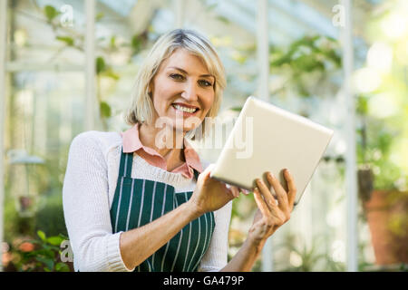 Reife Frau Gärtner mit Tablet-PC Stockfoto