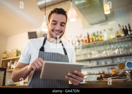 Glücklich mit digital-Tablette im Café barista Stockfoto