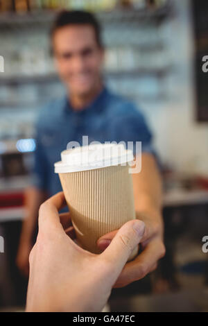 Nahaufnahme des Kunden von Barista Kaffee im café Stockfoto