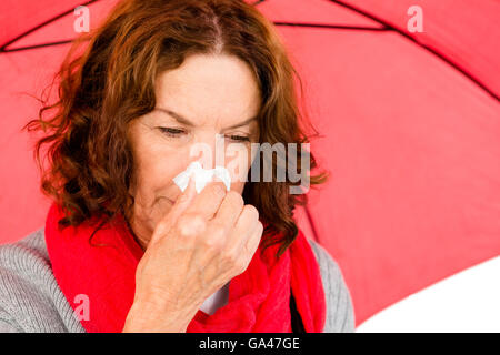 Nahaufnahme der Reife Frau unter Kälte leiden Stockfoto