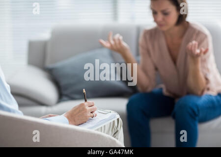 Therapeuten, die Notizen des Patienten Stockfoto