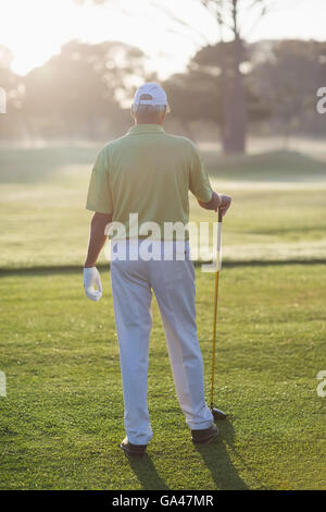 Rückansicht der Mann, der Golf club Stockfoto